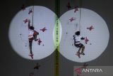 Atlet panjat tebing DKI Jakarta Antasyafi Robby Al Hilmi (kiri) beradu cepat dengan atlet panjat tebing Jawa Tengah Muhammad Risqullah Raffif Sondra Gustaristra (kanan) saat babak final speed kategori junior putra Kejuaraan Nasional (Kejurnas) Panjat Tebing Kelompok Umur XIX/2025 di Tangerang City Sport Climbing Center, Kota Tangerang, Banten, Minggu (22/6/2025). Robby Al Hilmi berhasil menempati peringkat pertama dengan mencatatkan waktu 5,40 detik diikuti Muhammad Risqullah Raffif Sondra Gustaristra di peringkat kedua dan Muhamad Bayu Pramudya di peringkat ketiga. ANTARA FOTO/Putra M. Akbar/gp