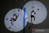 Atlet panjat tebing Sumatera Selatan Andicha Pratama (kiri) melakukan selebrasi usai mengalahkan atlet panjat tebing Jawa Tengah Aeifhel Tri Andika (kanan) saat babak final speed kategori youth A putra Kejuaraan Nasional (Kejurnas) Panjat Tebing Kelompok Umur XIX/2025 di Tangerang City Sport Climbing Center, Kota Tangerang, Banten, Minggu (22/6/2025). Andicha Pratama berhasil menempati peringkat pertama dengan mencatatkan waktu 6,62 detik diikuti Aeifhel Tri Andika di peringkat kedua dan Aditya Maulana Ibrahim di peringkat ketiga. ANTARA FOTO/Putra M. Akbar/gp
