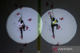 Atlet panjat tebing Jawa Tengah Rerynta Alfreandasyahayu (kiri) beradu cepat dengan atlet panjat tebing Jawa Timur Cinta Dwi (kanan) saat babak final speed kategori youth A putri Kejuaraan Nasional (Kejurnas) Panjat Tebing Kelompok Umur XIX/2025 di Tangerang City Sport Climbing Center, Kota Tangerang, Banten, Minggu (22/6/2025). Rerynta Alfreandasyahayu berhasil menempati peringkat pertama dengan mencatatkan waktu 8,32 detik diikuti Cinta Dwi di peringkat kedua dan Nayra Zeba Ramadhani di peringkat ketiga. ANTARA FOTO/Putra M. Akbar/gp