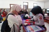 Petugas melayani penumpang kereta commuter di Stasiun Surabaya Gubeng, Surabaya, Jawa Timur, Senin (23/6/2025). KAI Commuter mulai 1 Juli 2025 akan melakukan penyesuaian perjalanan Commuter Line di Wilayah 8 Surabaya bertujuan untuk meningkatkan layanan serta merupakan tindak lanjut dari evaluasi Grafik Perjalanan Kereta Api (GAPEKA) 2025 yang diterapkan pada Februari lalu yang semata-mata bertujuan untuk meningkatkan dan mengoptimalkan pelayanan bagi pengguna layanan KAI Commuter khususnya di Area VIII Surabaya. ANTARA Jatim/Didik Suhartono/mas.