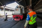 Kereta commuter tiba di Stasiun Surabaya Gubeng, Surabaya, Jawa Timur, Senin (23/6/2025). KAI Commuter mulai 1 Juli 2025 akan melakukan penyesuaian perjalanan Commuter Line di Wilayah 8 Surabaya bertujuan untuk meningkatkan layanan serta merupakan tindak lanjut dari evaluasi Grafik Perjalanan Kereta Api (GAPEKA) 2025 yang diterapkan pada Februari lalu yang semata-mata bertujuan untuk meningkatkan dan mengoptimalkan pelayanan bagi pengguna layanan KAI Commuter khususnya di Area VIII Surabaya. ANTARA Jatim/Didik Suhartono/mas.