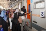 Sejumlah penumpang bergegas memasuki gerbong kereta commuter di Stasiun Surabaya Gubeng, Surabaya, Jawa Timur, Senin (23/6/2025). KAI Commuter mulai 1 Juli 2025 akan melakukan penyesuaian perjalanan Commuter Line di Wilayah 8 Surabaya bertujuan untuk meningkatkan layanan serta merupakan tindak lanjut dari evaluasi Grafik Perjalanan Kereta Api (GAPEKA) 2025 yang diterapkan pada Februari lalu yang semata-mata bertujuan untuk meningkatkan dan mengoptimalkan pelayanan bagi pengguna layanan KAI Commuter khususnya di Area VIII Surabaya. ANTARA Jatim/Didik Suhartono/mas.