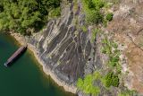 Perahu mesin (kelotok) sandar di dekat Situs ke-31 Geopark Meratus Gunung Api Purba Bawah Laut di kawasan Waduk Riam Kanan, Desa Tiwingan Lama, Kabupaten Banjar, Kalimantan Selatan, Senin (23/6/2025). Situs tersebut merupakan sisa aktivitas vulkanik purba yang kini membentuk morfologi berupa tebing-tebing curam yang memanjang dan dikenal sebagai Bukit Batas yang kini masuk dalam status UNESCO Global Geopark. ANTARA/Tumpal Andani Aritonang.