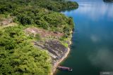 Perahu mesin (kelotok) sandar di dekat Situs Geopark Meratus Gunung Api Purba Bawah Laut di kawasan Waduk Riam Kanan, Desa Tiwingan Lama, Kabupaten Banjar, Kalimantan Selatan, Senin (23/6/2025). Situs tersebut merupakan sisa aktivitas vulkanik purba yang kini membentuk morfologi berupa tebing-tebing curam yang memanjang dan dikenal sebagai Bukit Batas yang kini masuk dalam status UNESCO Global Geopark. ANTARA/Tumpal Aritonang Situs ke-31 Geopark Meratus Gunung Api Purba Bawah Laut di kawasan Waduk Riam Kanan, Desa Tiwingan Lama, Kabupaten Banjar, Kalimantan Selatan, Senin (23/6/2025). Situs tersebut merupakan sisa aktivitas vulkanik purba yang kini membentuk morfologi berupa tebing-tebing curam yang memanjang dan dikenal sebagai Bukit Batas yang kini masuk dalam status UNESCO Global Geopark. ANTARA/Tumpal Andani Aritonang.