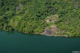 Situs ke-31 Geopark Meratus Gunung Api Purba Bawah Laut di kawasan Waduk Riam Kanan, Desa Tiwingan Lama, Kabupaten Banjar, Kalimantan Selatan, Senin (23/6/2025). Situs tersebut merupakan sisa aktivitas vulkanik purba yang kini membentuk morfologi berupa tebing-tebing curam yang memanjang dan dikenal sebagai Bukit Batas yang kini masuk dalam status UNESCO Global Geopark. ANTARA/Tumpal Andani Aritonang.