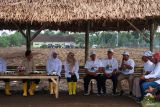 Wakil Presiden Indonesia Gibran Rakabuming Raka (kiri) didampingi Gubernur Jawa Timur Khofifah Indar Parawansa (kedua kiri) dan Bupati Banyuwangi Ipuk Fiestiandani (ketiga kiri) berdialog dengan petani tebu di Perkebunan Jolondoro Glenmore, Banyuwangi, Jawa Timur, Senin (23/6/2025). Pada kunjungan kerja tersebut Wapres menyerap aspirasi petani sebagai bagian dari upaya percepatan swasembada gula Nasional yang ditargetkan tercapai pada tahun 2027. ANTARA Jatim/Budi Candra Setya/mas.