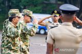 Wakil Menteri Dalam Negeri Bima Arya (kedua kiri) membalas hormat Praja saat berjalan menuju Pembukaan Retret Kepala Daerah gelombang kedua di kampus IPDN Jatinangor, Sumedang, Jawa Barat, Senin (23/6/2025). Menteri Dalam Negeri menyatakan secara garis besar pelaksanaan retret tersebut guna mengokohkan dan memperkuat nilai-nilai persatuan bangsa dan negara yang dimulai dari kepala daerah sebagai pemimpin di wilayah masing-masing. ANTARA FOTO/Novrian Arbi/agr
