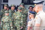 Menteri Dalam Negeri Tito Karnavian (ketiga kiri) menyapa sejumlah kepala daerah pada Pembukaan Retret Kepala Daerah gelombang kedua di kampus IPDN Jatinangor, Sumedang, Jawa Barat, Senin (23/6/2025). Menteri Dalam Negeri menyatakan secara garis besar pelaksanaan retret tersebut guna mengokohkan dan memperkuat nilai-nilai persatuan bangsa dan negara yang dimulai dari kepala daerah sebagai pemimpin di wilayah masing-masing. ANTARA FOTO/Novrian Arbi/agr