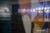 Pengunjung melihat karya pada pameran A Glimpse of Indonesian Formalism di Lawangwangi Creative Space, Kabupaten Bandung Barat, Jawa Barat, Senin (23/6/2025). Pameran yang berlangsung hingga 13 Juli 2025 itu menampilkan sejumlah karya dari seniman Aming Prayitno, G. Sidharta, Kaboel Suadi, Lian Sahar, Mochtar Apin, Simon Admiraal, dan Umi Dachlan tersebut merepresentasikan telusur lintasan praktik formalistik seni rupa yang berkembang di Indonesia khususnya di Bandung dan Yogyakarta. ANTARA FOTO/Abdan Syakura/agr