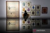Pengunjung melihat karya pada pameran bertajuk A Glimpse of Indonesian Formalism di Lawangwangi Creative Space, Kabupaten Bandung Barat, Jawa Barat, Senin (23/6/2025). Pameran yang berlangsung hingga 13 Juli 2025 itu menampilkan sejumlah karya dari seniman Aming Prayitno, G. Sidharta, Kaboel Suadi, Lian Sahar, Mochtar Apin, Simon Admiraal, dan Umi Dachlan tersebut merepresentasikan telusur lintasan praktik formalistik seni rupa yang berkembang di Indonesia khususnya di Bandung dan Yogyakarta. ANTARA FOTO/Abdan Syakura/agr