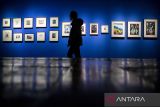 Siluet pengunjung melihat karya pada pameran bertajuk A Glimpse of Indonesian Formalism di Lawangwangi Creative Space, Kabupaten Bandung Barat, Jawa Barat, Senin (23/6/2025). Pameran yang berlangsung hingga 13 Juli 2025 itu menampilkan sejumlah karya dari seniman Aming Prayitno, G. Sidharta, Kaboel Suadi, Lian Sahar, Mochtar Apin, Simon Admiraal, dan Umi Dachlan tersebut merepresentasikan telusur lintasan praktik formalistik seni rupa yang berkembang di Indonesia khususnya di Bandung dan Yogyakarta. ANTARA FOTO/Abdan Syakura/agr