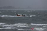 Kapal nelayan terjebak angin kencang dan gelombang tinggi saat menuju perairan pantai Ulee Lheue, Banda Aceh, Aceh,  Minggu (22/6/2025). Badan Meteorologi, Klimatologi dan Geofisika (BMKG) di daerah itu mengelurkan peringatan dini potensi angin kencang disertai gelombang  kategori sedang hingga tinggi  di perairan Sabang dan Samudera Hindia Barat Aceh mencapai  2,4 meter hingga 3,1 meter  yang berlangsung hingga tanggal 25 Juni 2025. ANTARA FOTO/Ampelsa.