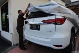 Jaksa menunjukkan barang bukti mobil yang disita saat rilis perkembangan penyidikan kasus korupsi pembangunan penahan aliran sungai (DAM) Sungai Bentak Blitar dengan perkiraan kerugian negara sebesar Rp5,1 miliar di aula Kejaksaan Kabupaten Blitar, Jawa Timur, Senin (23/6/2025). Selain menerima penyerahan uang titipan pengganti sebesar Rp 1,1 miliyar dari tersangka berinisial MM, jaksa tipikor juga menunjukkan barang bukti tiga unit mobil yang disita dari tersangka lain berinisial HB yang diperkiran bernilai lebih dari Rp 1 miliyar. sebagai upaya memulihkan kerugian negara akibat korupsi ANTARA Jatim/Irfan Anshori/mas.