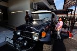 Jaksa menunjukkan barang bukti mobil yang disita saat rilis perkembangan penyidikan kasus korupsi pembangunan penahan aliran sungai (DAM) Sungai Bentak Blitar dengan perkiraan kerugian negara sebesar Rp5,1 miliar di aula Kejaksaan Kabupaten Blitar, Jawa Timur, Senin (23/6/2025). Selain menerima penyerahan uang titipan pengganti sebesar Rp 1,1 miliyar dari tersangka berinisial MM, jaksa tipikor juga menunjukkan barang bukti tiga unit mobil yang disita dari tersangka lain berinisial HB yang diperkiran bernilai lebih dari Rp 1 miliyar. sebagai upaya memulihkan kerugian negara akibat korupsi ANTARA Jatim/Irfan Anshori/mas.