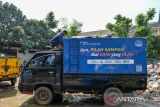 Petugas mengolah sampah di Tempat Pengolahan Sampah Terpadu (TPST) Babakansari, Bandung, Jawa Barat, Senin (23/6/2025). Pemerintah Kota Bandung menjadikan TPST Babakansari menjadi TPST percontohan di Kota Bandung yang memiliki fasiitas proses pemilahan, pengolahan biogas, daur ulang, hingga insinerasi residu guna memperkuat sistem pengelolaan sampah berbasis teknologi dan kolaborasi. ANTARA FOTO/Raisan Al Farisi/agr
