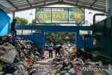 Petugas mengolah sampah melalui mesin insinerator di Tempat Pengolahan Sampah Terpadu (TPST) Babakansari, Bandung, Jawa Barat, Senin (23/6/2025). Pemerintah Kota Bandung menjadikan TPST Babakansari menjadi TPST percontohan di Kota Bandung yang memiliki fasiitas proses pemilahan, pengolahan biogas, daur ulang, hingga insinerasi residu guna memperkuat sistem pengelolaan sampah berbasis teknologi dan kolaborasi. ANTARA FOTO/Raisan Al Farisi/agr

