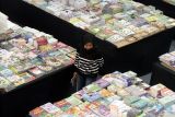 Pengunjung melihat koleksi buku yang dipajang dalam pameran bertajuk Gudang Buku Keliling-Out Of The Book di Malang, Jawa Timur, Senin (23/6/2025). Pameran buku tersebut menampilkan 20 ribu buku dari 200 penerbit dan diadakan selama 22 hari untuk mendukung program pemerintah dalam meningkatkan literasi membaca masyarakat yang menurut Badan Pusat Statistik (BPS) Tingkat Gemar Membaca (TGM) nasional tahun 2024 rata-rata berada di angka 72,4 dari skala 1 sampai 100. ANTARA Jatim/Ari Bowo Sucipto/mas.