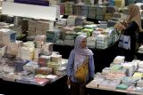 Pengunjung melihat koleksi buku yang dipajang dalam pameran bertajuk Gudang Buku Keliling-Out Of The Book di Malang, Jawa Timur, Senin (23/6/2025). Pameran buku tersebut menampilkan 20 ribu buku dari 200 penerbit dan diadakan selama 22 hari untuk mendukung program pemerintah dalam meningkatkan literasi membaca masyarakat yang menurut Badan Pusat Statistik (BPS) Tingkat Gemar Membaca (TGM) nasional tahun 2024 rata-rata berada di angka 72,4 dari skala 1 sampai 100. ANTARA Jatim/Ari Bowo Sucipto/mas.