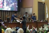 Anggota DPRD Tanah Bumbu Provinsi Kalimantan Selatan menyampaikan catatan dan saran kepada pemerintah daerah saat pembahasan Laporan Pertanggungjawaban (LPj) Anggaran Pendapatan dan Belanja Daerah (APBD) Anggaran 2024 beberapa waktu lalu. Senin (23/6/2025)