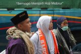 Jamaah haji kelompok terbang (kloter) 33 berjalan menuju gedung Mina setibanya di Asrama Haji Sukolilo Surabaya, Surabaya, Jawa Timur, Minggu (22/6/2025). Sebanyak 376 jamaah haji kloter 33 yang menumpang pesawat Saudi Airlines SV-5688 dengan rute Jeddah Arab Saudi-Surabaya itu telah tiba di Surabaya yang sebelumnya pada Sabtu (21/6/2025) pesawat dengan nomor penerbangan tersebut mendarat darurat di Bandara Internasional Kualanamu, Kabupaten Deli Serdang, Sumatera Utara akibat adanya dugaan teror bom. ANTARA Jatim/Didik Suhartono/mas.