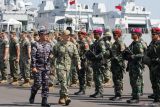 Panglima Koarmada II Laksda TNI I.G.P. Alit Jaya (keempat kiri) bersama Commodore Destroyer Seven Capt. Matt Scarlett (kelima kiri) menginspeksi pasukan saat pembukaan Latihan Bersama (Latma) Cooperation Afloat Readiness and Training (CARAT) 2025 di Koarmada II, Surabaya, Jawa Timur, Senin (23/6/2025). Latma CARAT 2025 merupakan kegiatan latihan bersama TNI AL bersama Angkatan Laut Amerika Serikat (United States Navy) dan Korps Marinir Amerika Serikat (United States Marine Corps) yang digelar pada 23 hingga 30 Juni 2025 dengan tujuan memperkuat hubungan kerja sama militer serta memperkuat dan meningkatkan profesionalisme prajurit TNI AL, US Navy dan USMC. ANTARA Jatim/Didik Suhartono/mas.