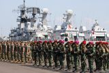 Sejumlah personel TNI AL dan personel  Angkatan Laut Amerika Serikat (United States Navy) mengikuti pembukaan Latihan Bersama (Latma) Cooperation Afloat Readiness and Training (CARAT) 2025 di Koarmada II, Surabaya, Jawa Timur, Senin (23/6/2025). Latma CARAT 2025 merupakan kegiatan latihan bersama TNI AL bersama Angkatan Laut Amerika Serikat (United States Navy) dan Korps Marinir Amerika Serikat (United States Marine Corps) yang digelar pada 23 hingga 30 Juni 2025 dengan tujuan memperkuat hubungan kerja sama militer serta memperkuat dan meningkatkan profesionalisme prajurit TNI AL, US Navy dan USMC. ANTARA Jatim/Didik Suhartono/mas.