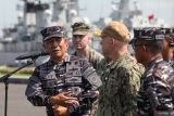 Panglima Koarmada II Laksda TNI I.G.P. Alit Jaya (kiri) berbincang dengan Commodore Destroyer Seven Capt. Matt Scarlett (ketiga kiri) saat pembukaan Latihan Bersama (Latma) Cooperation Afloat Readiness and Training (CARAT) 2025 di Koarmada II, Surabaya, Jawa Timur, Senin (23/6/2025). Latma CARAT 2025 merupakan kegiatan latihan bersama TNI AL bersama Angkatan Laut Amerika Serikat (United States Navy) dan Korps Marinir Amerika Serikat (United States Marine Corps) yang digelar pada 23 hingga 30 Juni 2025 dengan tujuan memperkuat hubungan kerja sama militer serta memperkuat dan meningkatkan profesionalisme prajurit TNI AL, US Navy dan USMC. ANTARA Jatim/Didik Suhartono/mas.