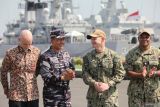 Panglima Koarmada II Laksda TNI I.G.P. Alit Jaya (kedua kiri) berbincang dengan Commodore Destroyer Seven Capt. Matt Scarlett (kedua kanan) bersama Konsul Jenderal Amerika Serikat di Surabaya Chris Green (kiri) saat pembukaan Latihan Bersama (Latma) Cooperation Afloat Readiness and Training (CARAT) 2025 di Koarmada II, Surabaya, Jawa Timur, Senin (23/6/2025). Latma CARAT 2025 merupakan kegiatan latihan bersama TNI AL bersama Angkatan Laut Amerika Serikat (United States Navy) dan Korps Marinir Amerika Serikat (United States Marine Corps) yang digelar pada 23 hingga 30 Juni 2025 dengan tujuan memperkuat hubungan kerja sama militer serta memperkuat dan meningkatkan profesionalisme prajurit TNI AL, US Navy dan USMC. ANTARA Jatim/Didik Suhartono/mas.
