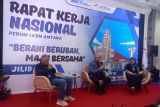 Dirut Perum LKBN ANTARA Ahmad Munir didampingi Direktur Pemberitaan M Irfan dan Dirkeu & Manajemen Risiko Nina Kurnia Dewi tengah memberikan paparan kebijakan strategis perusahaan pada Rakernas Perum LKBN ANTARA 2025 yang mengusung tema 