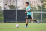 Pesepak bola asing baru Persebaya Surabaya Gali Freitas menggiring bola saat mengikuti latihan perdananya di Lapangan C Stadion Gelora Bung Tomo, Surabaya, Jawa Timur, Senin (23/6/2025). Tim bajul ijo resmi merekrut dua pemain asing baru yakni Milos Raickovic asal Montenegro berposisi gelandang dan Gali Freitas asal Timor Leste berposisi penyerang untuk menghadapi Kompetisi Liga 1 2025/2026. Antara Jatim/Rizal Hanafi/um