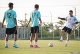 Asisten pelatih baru Persebaya Surabaya Shin Sang-gyu (kanan) memberi arahan kepada pemain saat mengikuti latihan perdananya di Lapangan C Stadion Gelora Bung Tomo, Surabaya, Jawa Timur, Senin (23/6/2025). Tim berjuluk bajul ijo itu mengontrak pelatih kepala asal Spanyol, asisten pelatih sekaligus pelatih fisik asal Korea Selatan, dan pelatih kiper asal Brasil untuk menghadapi Kompetisi Liga 1 2025/2026. Antara Jatim/Rizal Hanafi/um
