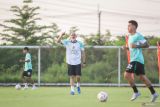 Pelatih kepala baru Persebaya Surabaya Eduardo Perez Moran (tengah) memberi arahan kepada pemain saat memimpin latihan perdananya di Lapangan C Stadion Gelora Bung Tomo, Surabaya, Jawa Timur, Senin (23/6/2025). Tim berjuluk bajul ijo itu mengontrak pelatih kepala asal Spanyol, asisten pelatih sekaligus pelatih fisik asal Korea Selatan, dan pelatih kiper asal Brasil untuk menghadapi Kompetisi Liga 1 2025/2026. Antara Jatim/Rizal Hanafi/um