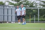 Pelatih kepala baru Persebaya Surabaya Eduardo Perez Moran (kanan) berbincang dengan pelatih kiper baru Felipe Americo Martins Goncalves (kiri) saat memimpin latihan perdananya di Lapangan C Stadion Gelora Bung Tomo, Surabaya, Jawa Timur, Senin (23/6/2025). Tim berjuluk bajul ijo itu mengontrak pelatih kepala asal Spanyol, asisten pelatih sekaligus pelatih fisik asal Korea Selatan, dan pelatih kiper asal Brasil untuk menghadapi Kompetisi Liga 1 2025/2026. Antara Jatim/Rizal Hanafi/um