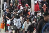 Penumpang berjalan menuju ruang tunggu di Stasiun Malang, Jawa Timur, Selasa (24/6/2025). PT KAI Daops 8 mencatat arus penumpang kereta api  di stasiun Malang pada awal libur sekolah yakni sejak Jumat (20/6) hingga Senin (22/6) tercatat sebanyak 31.627 orang dengan rata rata jumlah penumpang per hari sekitar 7.900 orang atau meningkat dibandingkan hari biasa yang hanya berkisar hingga 3.500 penumpang per hari. Antara Jatim/Ari Bowo Sucipto/um