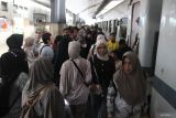 Penumpang berjalan memasuki gerbong kereta api di Stasiun Malang, Jawa Timur, Selasa (24/6/2025). PT KAI Daops 8 mencatat arus penumpang kereta api  di stasiun Malang pada awal libur sekolah yakni sejak Jumat (20/6) hingga Senin (22/6) tercatat sebanyak 31.627 orang dengan rata rata jumlah penumpang per hari sekitar 7.900 orang atau meningkat dibandingkan hari biasa yang hanya berkisar hingga 3.500 penumpang per hari. Antara Jatim/Ari Bowo Sucipto/um