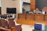 Nikita Mirzani ditegur hakim pengadilan karena sapa pengunjung selama sidang