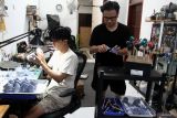 Perajin membuat patung mainan karakter animasi atau action figure sebelum diekspor ke mancanegara di rumah produksi MY Enterprise, Malang, Jawa Timur, Selasa (24/6/2025). Menurut Kementerian Perindustrian sektor mainan anak Indonesia menunjukkan kenaikan signifikan dengan nilai ekspor mencapai 610 juta dolar Amerika Serikat pada 2024 atau meningkat dibandingkan tahun 2023 sebesar 292 juta dolar Amerika Serikat dan diperkirakan akan terus meningkat pada tahun 2025 seiring tingginya permintaan global. ANTARA Jatim/Ari Bowo Sucipto/mas.
