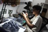 Perajin membuat patung mainan karakter animasi atau action figure sebelum diekspor ke mancanegara di rumah produksi MY Enterprise, Malang, Jawa Timur, Selasa (24/6/2025). Menurut Kementerian Perindustrian sektor mainan anak Indonesia menunjukkan kenaikan signifikan dengan nilai ekspor mencapai 610 juta dolar Amerika Serikat pada 2024 atau meningkat dibandingkan tahun 2023 sebesar 292 juta dolar Amerika Serikat dan diperkirakan akan terus meningkat pada tahun 2025 seiring tingginya permintaan global. ANTARA Jatim/Ari Bowo Sucipto/mas.