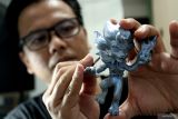Perajin membuat patung mainan karakter animasi atau action figure sebelum diekspor ke mancanegara di rumah produksi MY Enterprise, Malang, Jawa Timur, Selasa (24/6/2025). Menurut Kementerian Perindustrian sektor mainan anak Indonesia menunjukkan kenaikan signifikan dengan nilai ekspor mencapai 610 juta dolar Amerika Serikat pada 2024 atau meningkat dibandingkan tahun 2023 sebesar 292 juta dolar Amerika Serikat dan diperkirakan akan terus meningkat pada tahun 2025 seiring tingginya permintaan global. ANTARA Jatim/Ari Bowo Sucipto/mas.