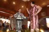 Dua orang lanjut usia (lansia) mengikuti lomba peragaan busana pada Festival Lansia 2025 di Kabupaten Kediri, Jawa Timur, Selasa (24/6/2025). Festival Lansia 2025 yang diselenggaraan pemerintah daerah setempat tersebut diisi dengan kegiatan lomba merias wajah, peragaan busana, dan lomba kluthekan (musik kontemporer menggunakan berbagai macam bunyi-bunyian) sebagai upaya sosialisasi hidup sehat sekaligus mendongkrak kepesertaan posyandu lansia. ANTARA Jatim/Prasetia Fauzani/mas.