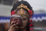 Peserta lomba tari tradisional berpose sebelum tampil pada Festival Lomba Seni dan Sastra Siswa Nasional (FLS3N) 2025 di SMPN 2 Kota Cimahi, Jawa Barat, Selasa (24/6/2025). Pemerintah Kota Cimahi menyelenggarakan FLS3N 2025 yang diikuti oleh 462 peserta dari 118 SD dan 421 peserta dari 47 SMP di Kota Cimahi yang bertujuan untuk memberikan wadah pelajar menyalurkan minat dan bakat pada bidang seni budaya sekaligus mengisi waktu libur sekolah. ANTARA FOTO/Abdan Syakura/agr