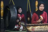 Peserta mengikuti lomba kreativitas musik tradisional pada Festival Lomba Seni dan Sastra Siswa Nasional (FLS3N) 2025 di SMPN 2 Kota Cimahi, Jawa Barat, Selasa (24/6/2025). Pemerintah Kota Cimahi menyelenggarakan FLS3N 2025 yang diikuti oleh 462 peserta dari 118 SD dan 421 peserta dari 47 SMP di Kota Cimahi yang bertujuan untuk memberikan wadah pelajar menyalurkan minat dan bakat pada bidang seni budaya sekaligus mengisi waktu libur sekolah. ANTARA FOTO/Abdan Syakura/agr