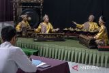 Peserta mengikuti lomba kreativitas musik tradisional pada Festival Lomba Seni dan Sastra Siswa Nasional (FLS3N) 2025 di SMPN 2 Kota Cimahi, Jawa Barat, Selasa (24/6/2025). Peserta lomba tari tradisional berpose sebelum tampil pada Festival Lomba Seni dan Sastra Siswa Nasional (FLS3N) 2025 di SMPN 2 Kota Cimahi, Jawa Barat, Selasa (24/6/2025). Pemerintah Kota Cimahi menyelenggarakan FLS3N 2025 yang diikuti oleh 462 peserta dari 118 SD dan 421 peserta dari 47 SMP di Kota Cimahi yang bertujuan untuk memberikan wadah pelajar menyalurkan minat dan bakat pada bidang seni budaya sekaligus mengisi waktu libur sekolah. ANTARA FOTO/Abdan Syakura/agr