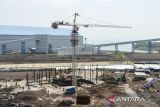 Pekerja menggunakan alat berat menyelesaikan proyek pembangunan PLTU Jawa unit 9-10 di Suralaya, Kota Cilegon, Banten, Selasa (24/6/2025). Direktur Utama PT PLN (Persero) Darmawan Prasodjo menyampaikan bahwa eksekusi Rencana Usaha Penyediaan Tenaga Listrik (RUPTL) PLN 2025â2034 akan berkontribusi terhadap pertumbuhan ekonomi hingga 1,4 persen setiap tahun. ANTARA FOTO/Muhammad Bagus Khoirunas/gp
