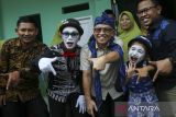 Wakil Menteri Pendidikan Dasar dan Menengah (Wamendikdasmen) Atip Latipulhayat (tengah) berfoto bersama tamu undangan yang hadir usai kunjungan kerja di SD Persis Serang, Kota Serang, Banten, Selasa (24/6/2025). Dalam kunjungannya itu Wamendikdasmen meresmikan gedung baru di sekolah tersebut sekaligus menjadi pembicara dalam sarasehan pendidikan yang mengambil tema Penguatan Pendidikan Karakter untuk Mewujudkan Cita-cita Pendidikan Nasional Menuju Indonesia Emas 2045. ANTARA FOTO/Angga Budhiyanto/gp