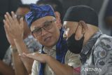 Wakil Menteri Pendidikan Dasar dan Menengah (Wamendikdasmen) Atip Latipulhayat (kedua kanan) berbincang dengan Ketua Pengurus Wilayah Persis Provinsi Banten C.R. Nurdin (kanan) saat kunjungan kerja di SD Persis Serang, Kota Serang, Banten, Selasa (24/6/2025). Dalam kunjungannya itu Wamendikdasmen meresmikan gedung baru di sekolah tersebut sekaligus menjadi pembicara dalam sarasehan pendidikan yang mengambil tema Penguatan Pendidikan Karakter untuk Mewujudkan Cita-cita Pendidikan Nasional Menuju Indonesia Emas 2045. ANTARA FOTO/Angga Budhiyanto/gp