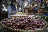 Pedagang bawang merah menunggu pembeli di kiosnya di Pasar Atas Baru, Kota Cimahi, Jawa Barat, Selasa (24/6/2025). Menurut data dari Badan Pusat Statistik (BPS), pada pekan ketiga Juni 2025 harga bawang merah mengalami kenaikan di 41,11 persen di wilayah Indonesia dengan harga rata-rata secara nasional berada di kisaran Rp41.363 per kilogram yang disebabkan oleh musim gadu serta hama penyakit yang muncul setelah musim hujan sehingga terhambatnya produksi bawang merah. ANTARA FOTO/Abdan Syakura/agr
