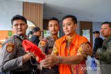 Terdakwa kasus suap dan gratifikasi proyek Bandung Smart City yang juga mantan Sekda Kota Bandung Ema Sumarna (ketiga kanan) tiba di gedung untuk menjalani sidang putusan di Pengadilan Tipikor, Bandung, Jawa Barat, Selasa (24/6/2025). Majelis hakim menjatuhkan hukuman lima tahun enam bulan penjara dan denda Rp200 juta subsider empat bulan serta membayar uang pengganti sebesar Rp676,75 juta karena dinyatakan terbukti bersalah menerima suap dan gratifikasi pada proyek Bandung Smart City. ANTARA FOTO/Raisan Al Farisi/agr