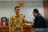 Terdakwa kasus suap dan gratifikasi proyek Bandung Smart City yang juga mantan Sekda Kota Bandung Ema Sumarna (tengah) berjalan keluar ruangan usai menjalani sidang putusan di Pengadilan Tipikor, Bandung, Jawa Barat, Selasa (24/6/2025). Majelis hakim menjatuhkan hukuman lima tahun enam bulan penjara dan denda Rp200 juta subsider empat bulan serta membayar uang pengganti sebesar Rp676,75 juta karena dinyatakan terbukti bersalah menerima suap dan gratifikasi pada proyek Bandung Smart City. ANTARA FOTO/Raisan Al Farisi/agr