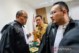 Terdakwa kasus suap dan gratifikasi proyek Bandung Smart City yang juga mantan Sekda Kota Bandung Ema Sumarna (tengah) berjalan keluar ruangan usai menjalani sidang putusan di Pengadilan Tipikor, Bandung, Jawa Barat, Selasa (24/6/2025). Majelis hakim menjatuhkan hukuman lima tahun enam bulan penjara dan denda Rp200 juta subsider empat bulan serta membayar uang pengganti sebesar Rp676,75 juta karena dinyatakan terbukti bersalah menerima suap dan gratifikasi pada proyek Bandung Smart City. ANTARA FOTO/Raisan Al Farisi/agr